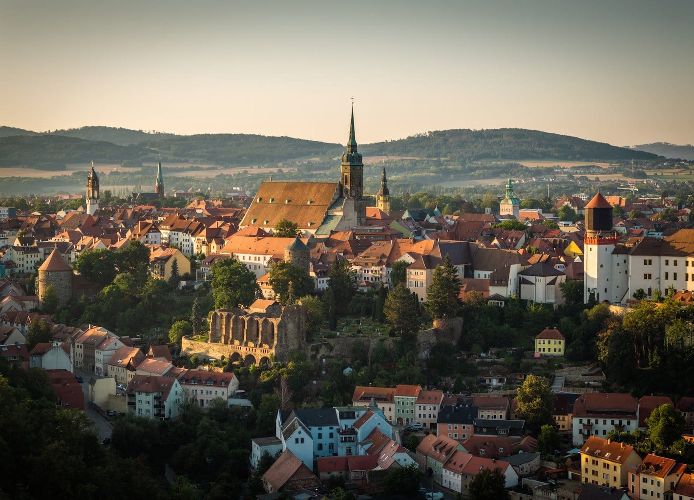 stadsbeeld van Bautzen met kerk in Oberlausitz, Saksen, Duitsland