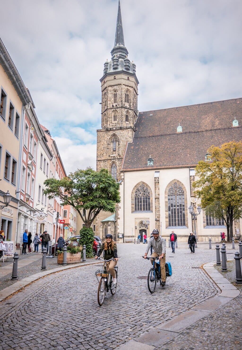 twee fietsers voor de kerk in de stad Bautzen, Oberlausitz, Saksen, Duitsland