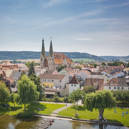 Sulzpark en stad Beilngries in het Altmühltal in Beieren, Duitsland