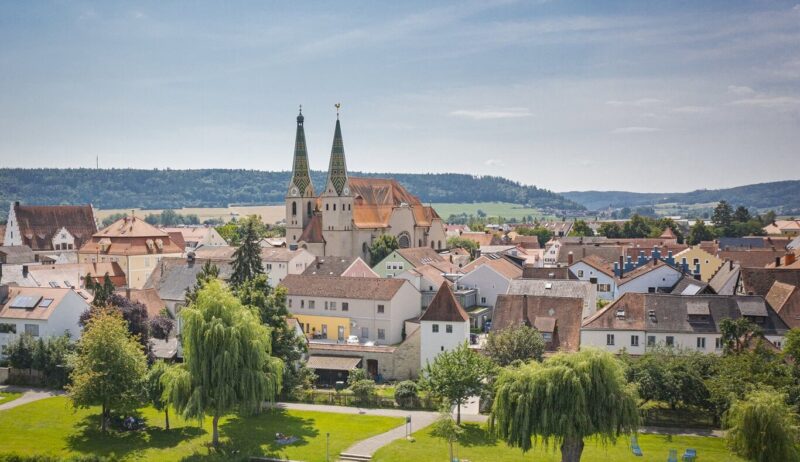 Sulzpark en stad Beilngries in het Altmühltal in Beieren, Duitsland