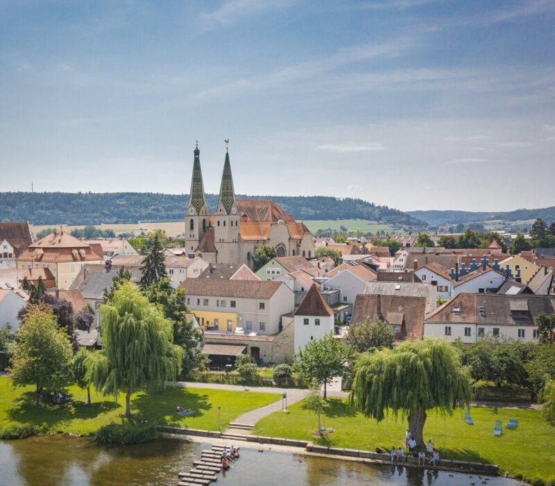 Sulzpark en stad Beilngries in het Altmühltal in Beieren, Duitsland