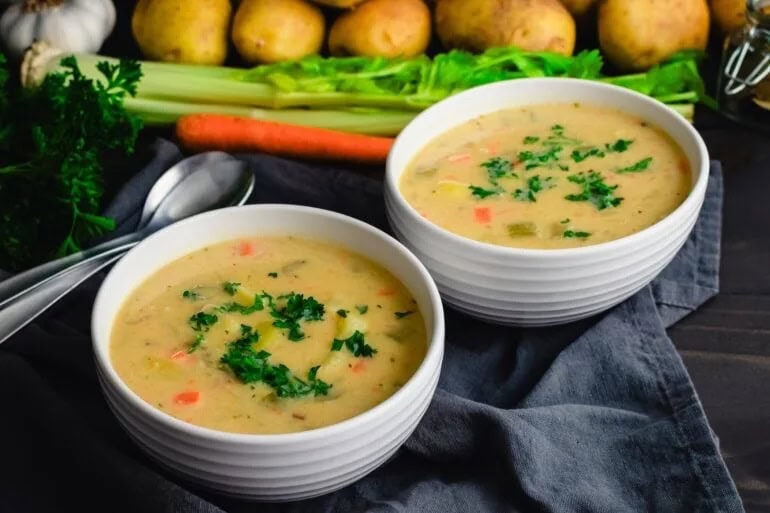 Twee kommen aardappelsoep, aardappelgerechten, Duitsland.