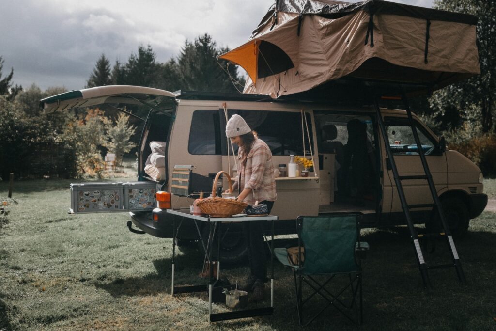 Campervan met daktent en buitenkeuken op een open plek in de Harz tijdens de herfst – symbool voor avontuurlijk Wildwood Camping en zelfstandig Vanlife in Duitsland.