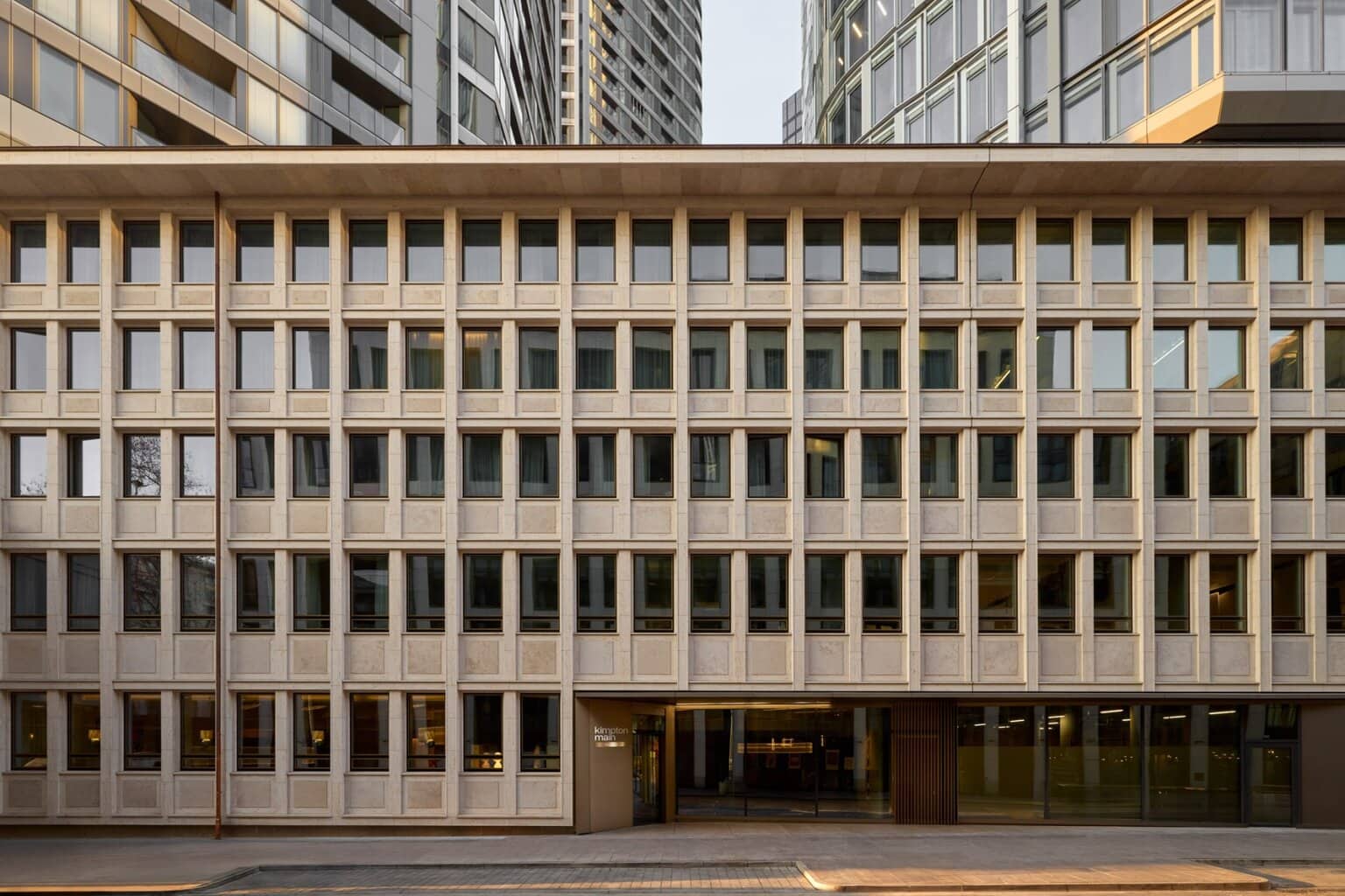 Gebouw van het Kimpton Main Frankfurt Hotel in Frankfurt am Main in Hessen, Duitsland