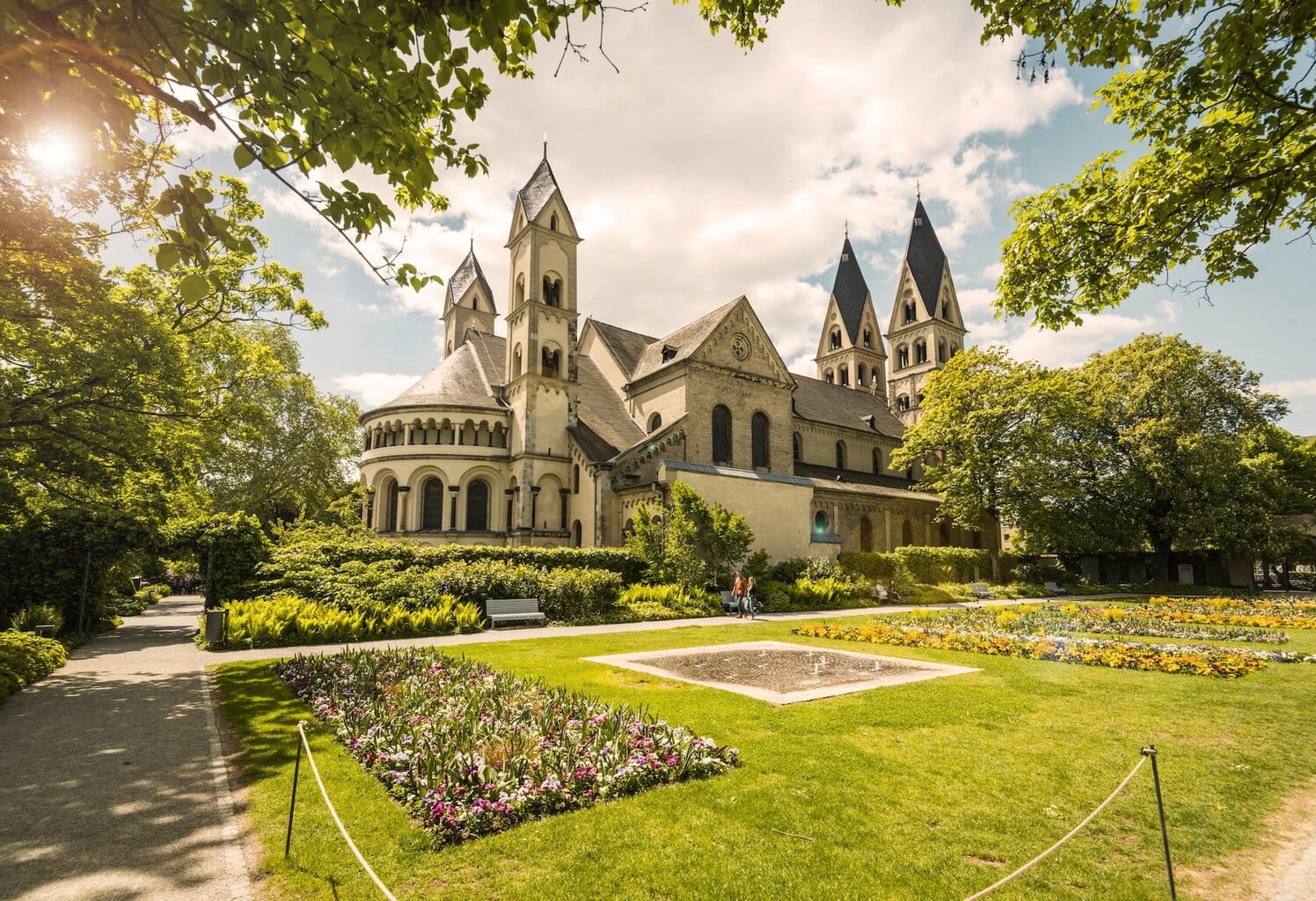 Uitzicht op de Blumenhof en de basiliek van Sint-Kastor in Koblenz