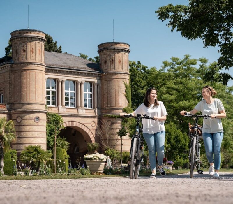 Fietsen in de botanische tuin in Karlsruhe, Baden-Württemberg, Duitsland