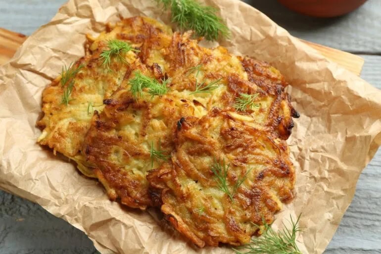 Aardappelpannenkoeken geserveerd op een houten plank, aardappelgerechten, Duitsland.