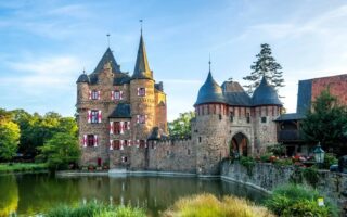 Kasteel Satzvey aan de waterkant in Keulen, Noordrijn-Westfalen, Duitsland.