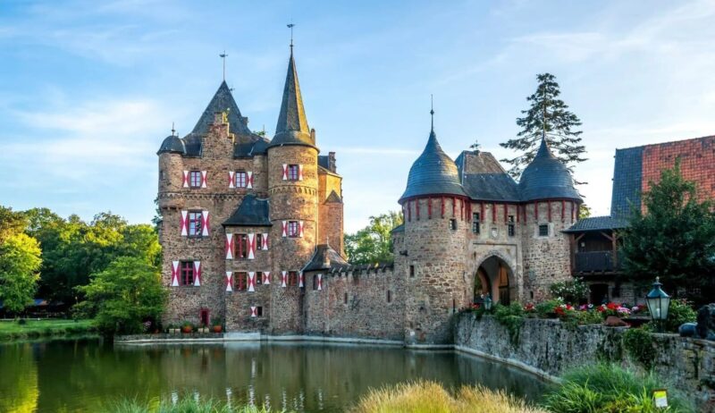 Kasteel Satzvey aan de waterkant in Keulen, Noordrijn-Westfalen, Duitsland.