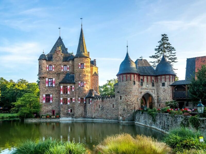 Kasteel Satzvey aan de waterkant in Keulen, Noordrijn-Westfalen, Duitsland.