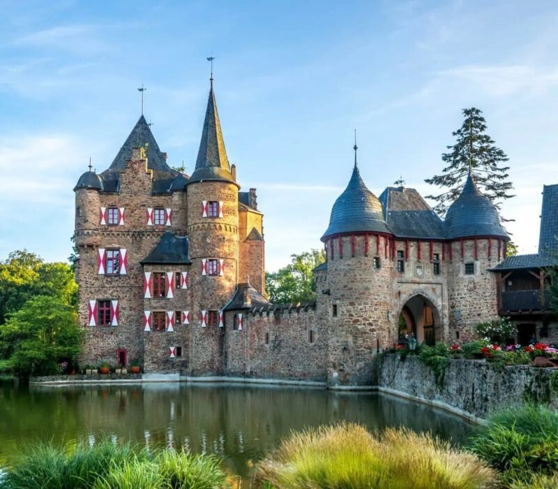 Kasteel Satzvey aan de waterkant in Keulen, Noordrijn-Westfalen, Duitsland.