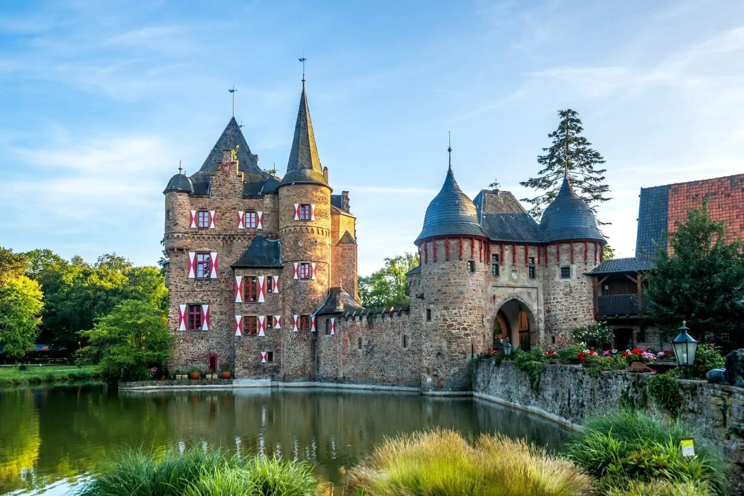 Kasteel Satzvey aan de waterkant in Keulen, Noordrijn-Westfalen, Duitsland.