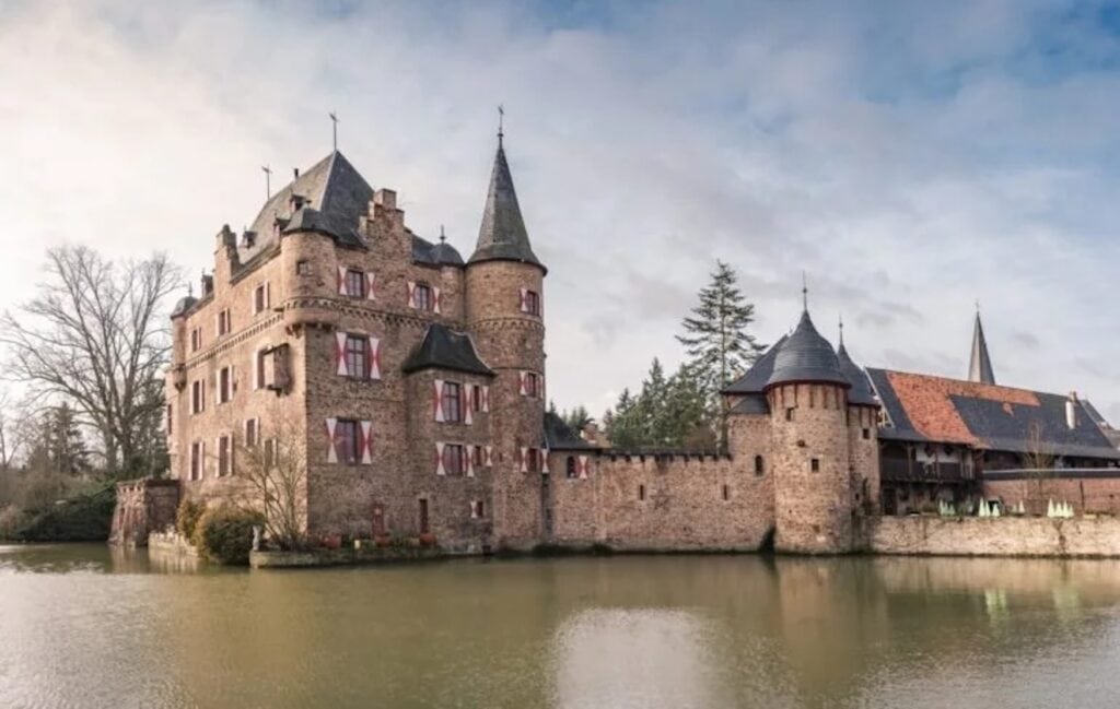Kasteel Satzvey aan de waterkant in Keulen, Noordrijn-Westfalen, Duitsland.