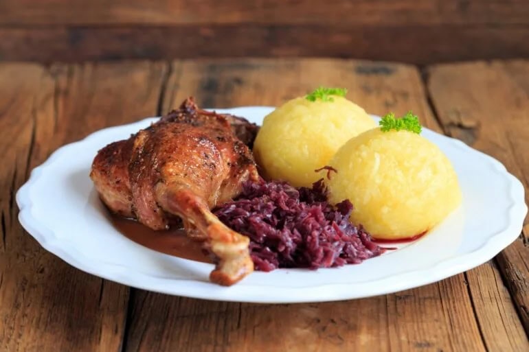 Knoedels met rode kool en gans, aardappelgerechten, Duitsland.