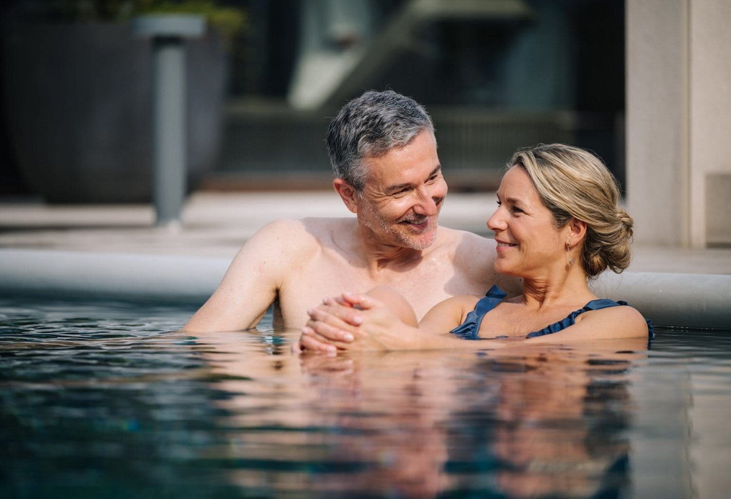 Liefhebbers in de buitenzwembad in Bad Füssing, Beieren, Duitsland