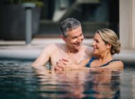 Liefhebbers in de buitenzwembad in Bad Füssing, Beieren, Duitsland