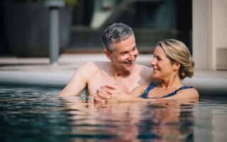 Liefhebbers in de buitenzwembad in Bad Füssing, Beieren, Duitsland