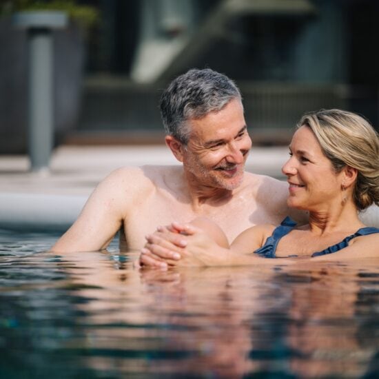 Liefhebbers in de buitenzwembad in Bad Füssing, Beieren, Duitsland