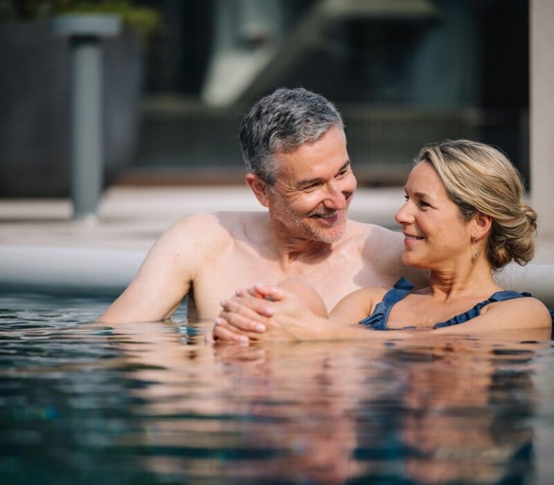 Liefhebbers in de buitenzwembad in Bad Füssing, Beieren, Duitsland