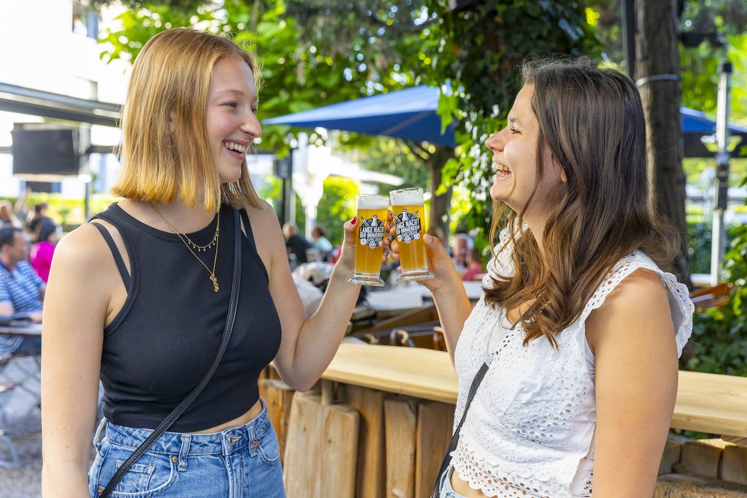 Proosten bij de lange Nacht van de brouwerijen in Karlsruhe, Baden-Württemberg, Duitsland