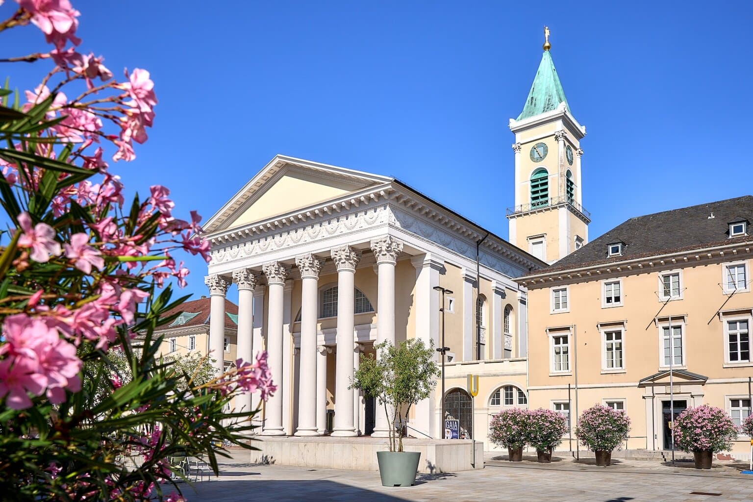 Protestantse stadskerk met marktplein in Karlsruhe, Baden-Württemberg, Duitsland
