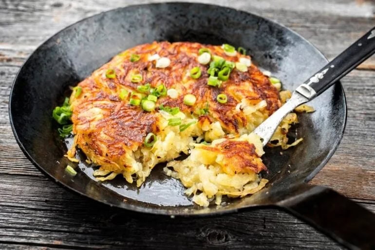 Rösti met lente-uitjes, aardappelgerechten, Duitsland.