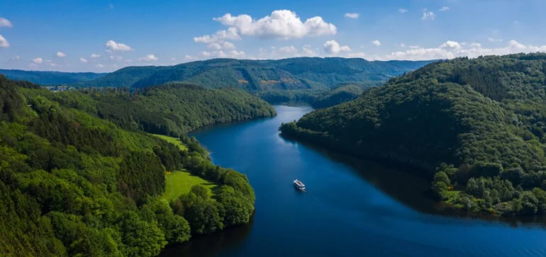 De Rursee in de Eifel bij Keulen, Noordrijn-Westfalen, Duitsland.