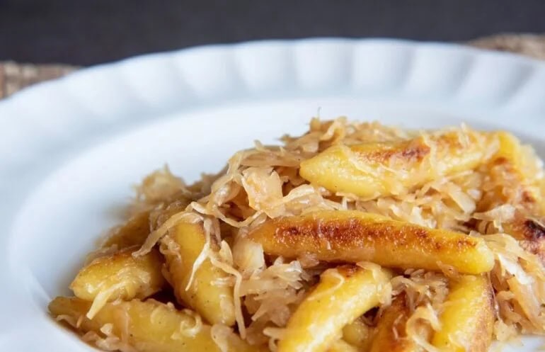 Schupfnudeln met zuurkool, aardappelgerechten, Duitsland.