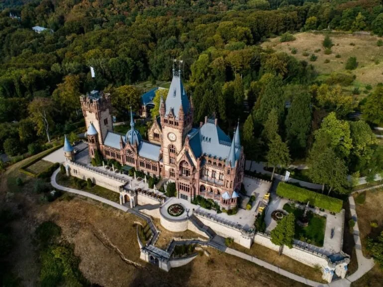 Kasteel Drachenburg van bovenaf in de buurt van Keulen, Noordrijn-Westfalen, Duitsland.