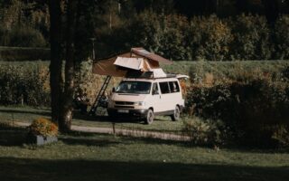 Wildwood Camping in de Harz: kampeerbus met daktent in groene vallei – ultieme Vanlife-vrijheid voor gezinnen midden in de Duitse natuur.