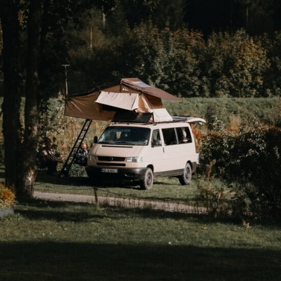 Wildwood Camping in de Harz: kampeerbus met daktent in groene vallei – ultieme Vanlife-vrijheid voor gezinnen midden in de Duitse natuur.