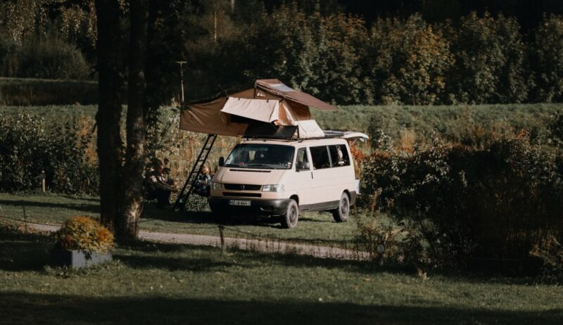 Wildwood Camping in de Harz: kampeerbus met daktent in groene vallei – ultieme Vanlife-vrijheid voor gezinnen midden in de Duitse natuur.