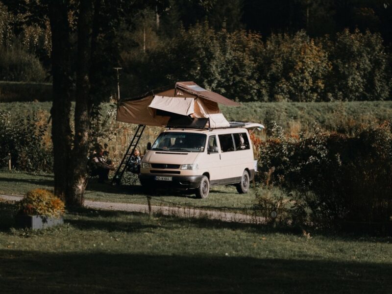 Wildwood Camping in de Harz: kampeerbus met daktent in groene vallei – ultieme Vanlife-vrijheid voor gezinnen midden in de Duitse natuur.