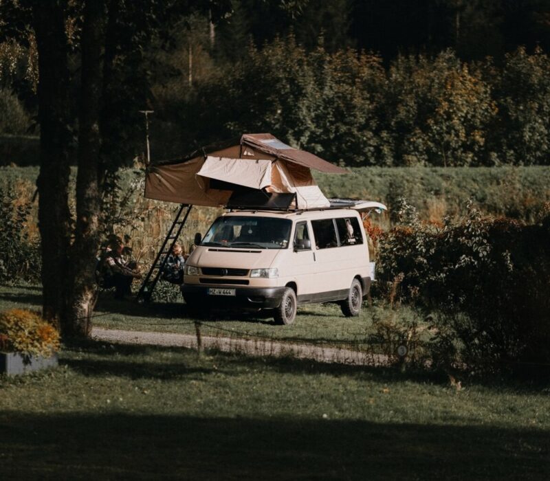 Wildwood Camping in de Harz: kampeerbus met daktent in groene vallei – ultieme Vanlife-vrijheid voor gezinnen midden in de Duitse natuur.