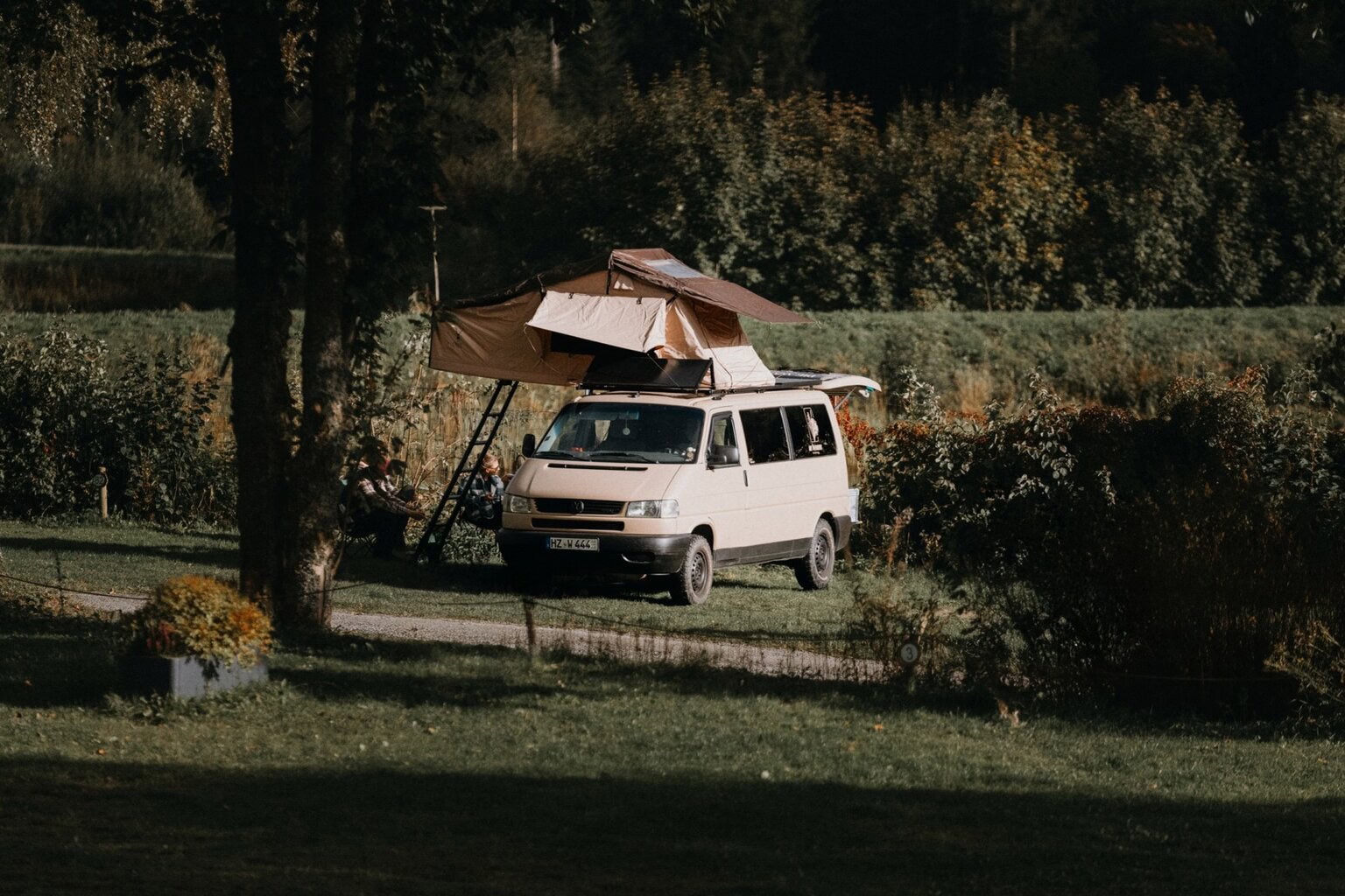 Wildwood Camping in de Harz: kampeerbus met daktent in groene vallei – ultieme Vanlife-vrijheid voor gezinnen midden in de Duitse natuur.