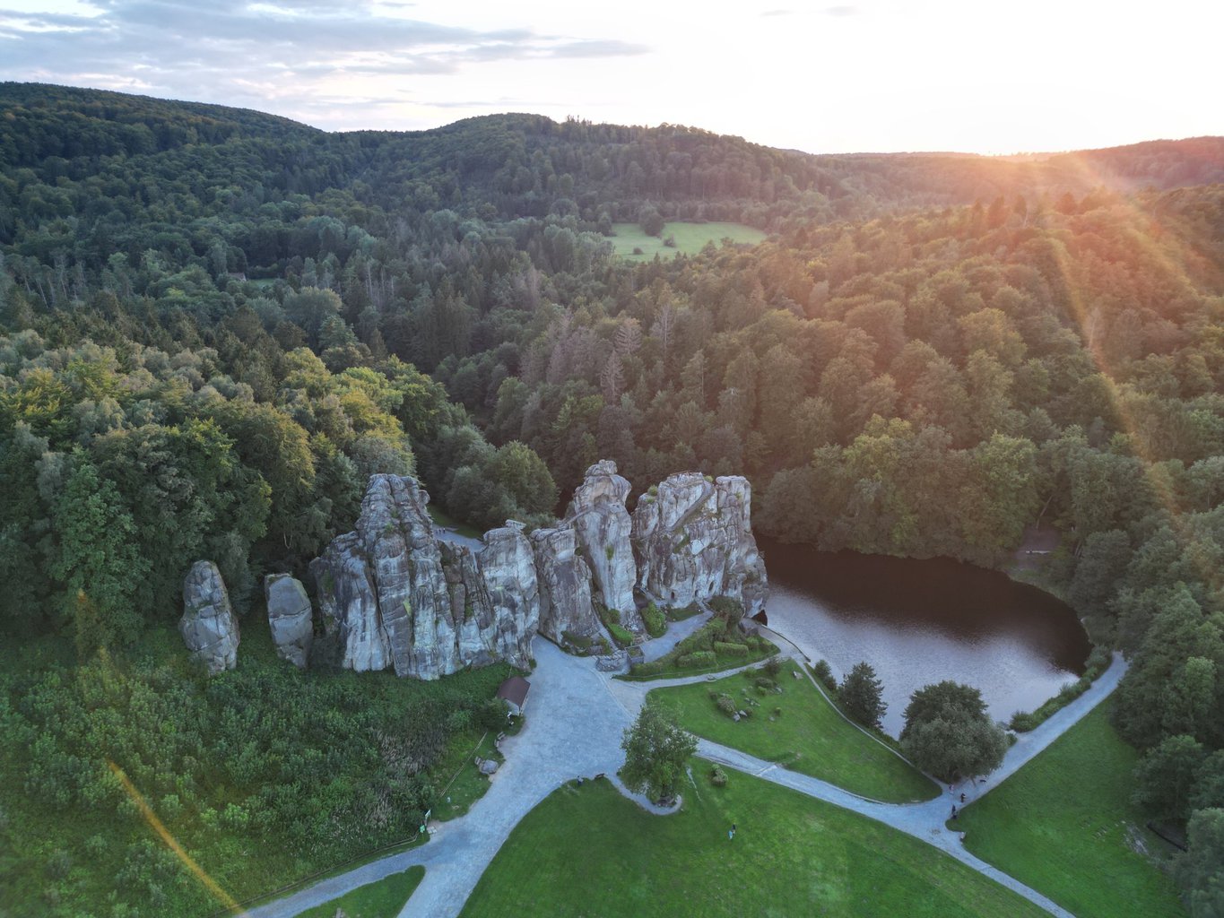 De indrukwekkende Externsteine in het Teutoburger Woud, omgeven door dicht bos en rustgevende natuur – een bijzondere plek voor Waldbäder in Duitsland en het ervaren van Shinrin-Yoku.