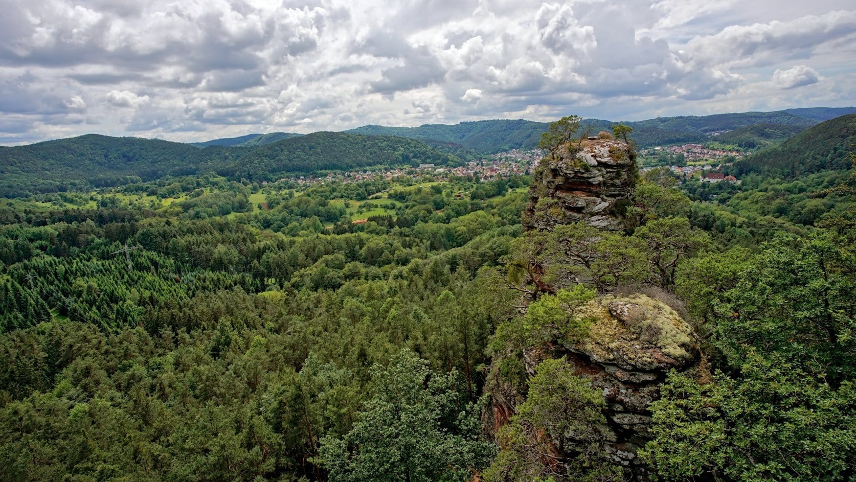 In het hart van het Pfälzerwald nodigt deze rotsachtige hoogte uit tot stilte, frisse lucht en diep contact met het bos – ideaal voor Waldbäder in Duitsland.