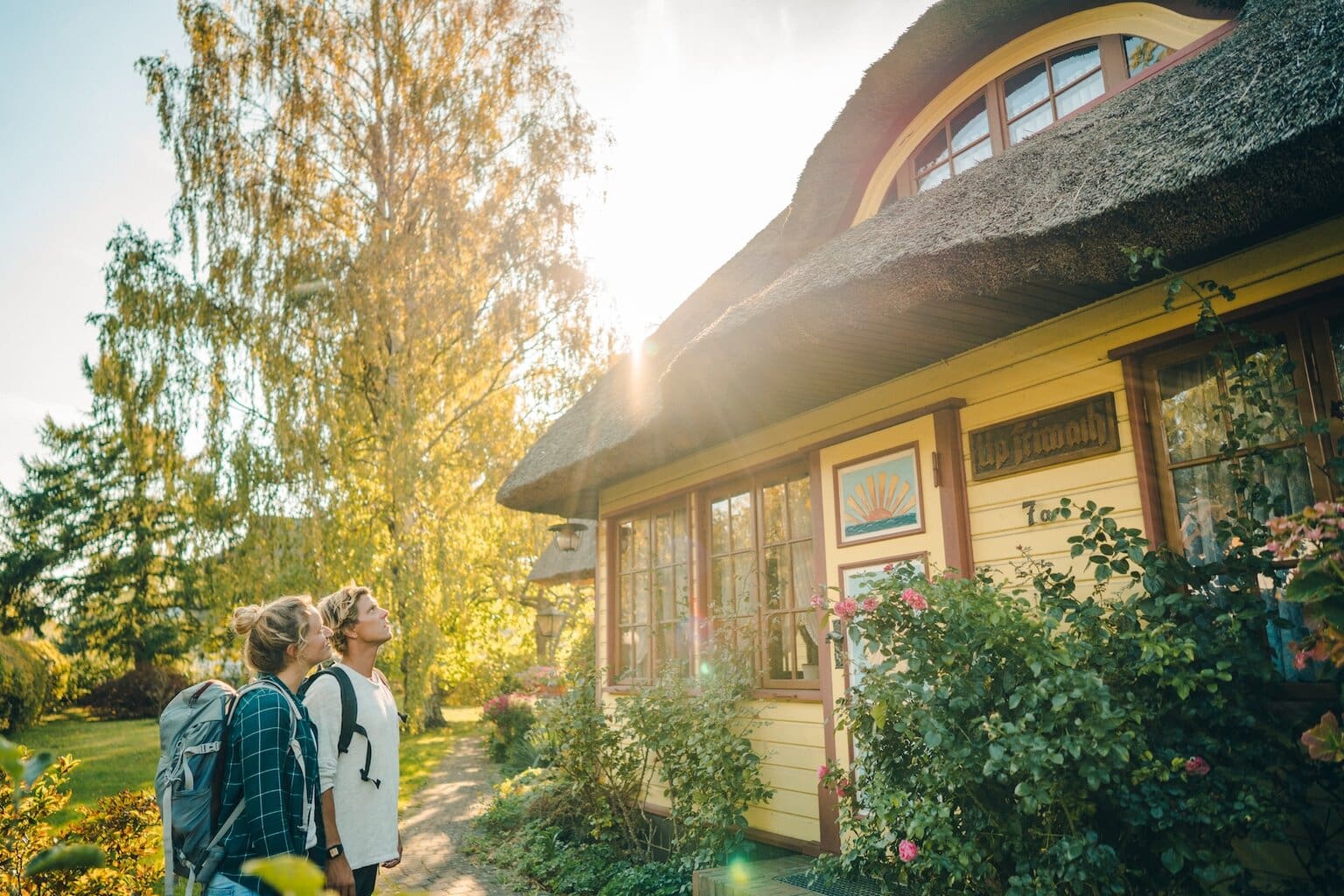 Typisch rietgedekt vakantiehuis met kleurrijke Darss deur in de Oostzeebadplaats Zingst in Fischland-Darß-Zingst, Mecklenburg-Vorpommern, Duitsland