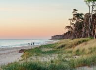 Wandelen en ontspannen bij zonsondergang op het westelijke strand van de Darß in Fischland-Darß-Zingst, Mecklenburg-Vorpommern, Duitsland