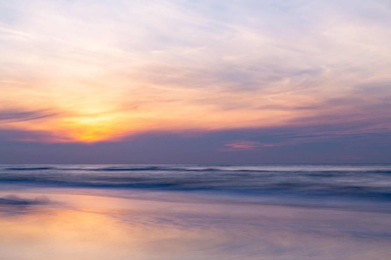 Zonsondergang in de nationaal park Vorpommersche Boddenlandschaft in Mecklenburg-Vorpommern, Duitsland