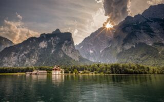 Voorjaarslicht boven de Königssee in Berchtesgaden, met de iconische kerk St. Bartholomä aan het water en steile Alpentoppen op de achtergrond – een schilderachtig decor in het hart van berchtesgaden, beieren, duitsland.