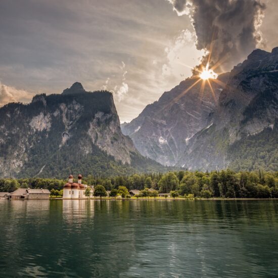 Voorjaarslicht boven de Königssee in Berchtesgaden, met de iconische kerk St. Bartholomä aan het water en steile Alpentoppen op de achtergrond – een schilderachtig decor in het hart van berchtesgaden, beieren, duitsland.