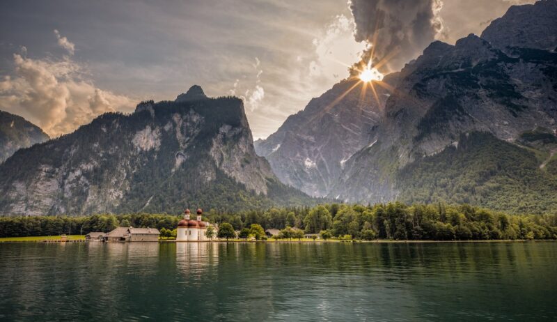 Voorjaarslicht boven de Königssee in Berchtesgaden, met de iconische kerk St. Bartholomä aan het water en steile Alpentoppen op de achtergrond – een schilderachtig decor in het hart van berchtesgaden, beieren, duitsland.