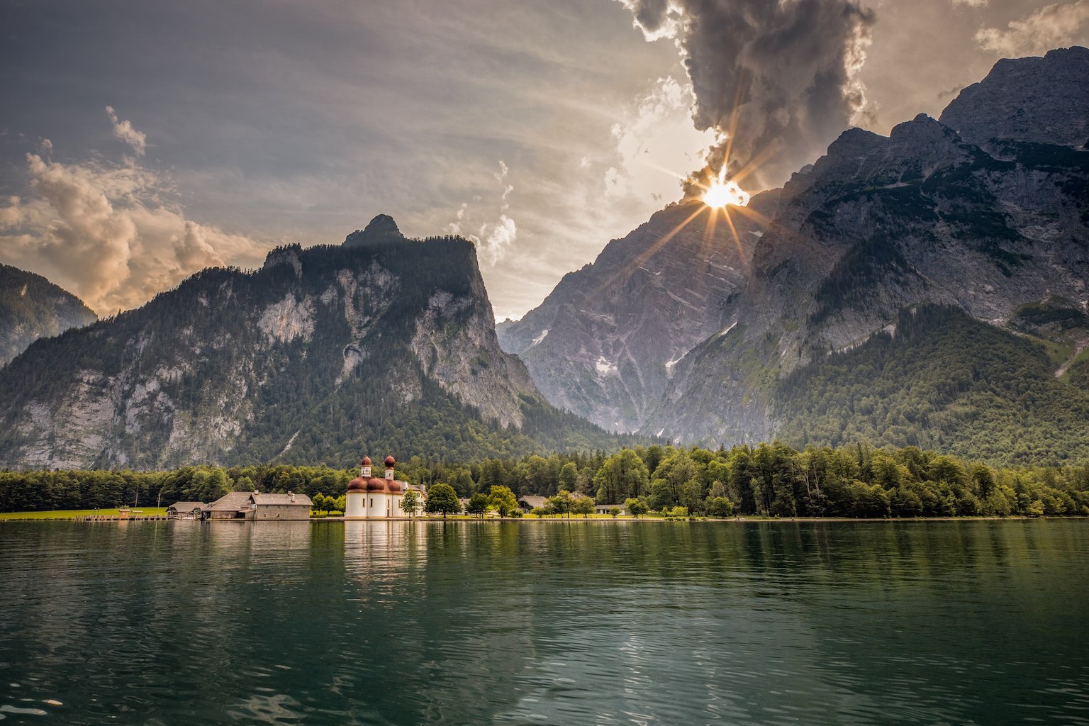 Voorjaarslicht boven de Königssee in Berchtesgaden, met de iconische kerk St. Bartholomä aan het water en steile Alpentoppen op de achtergrond – een schilderachtig decor in het hart van berchtesgaden, beieren, duitsland.