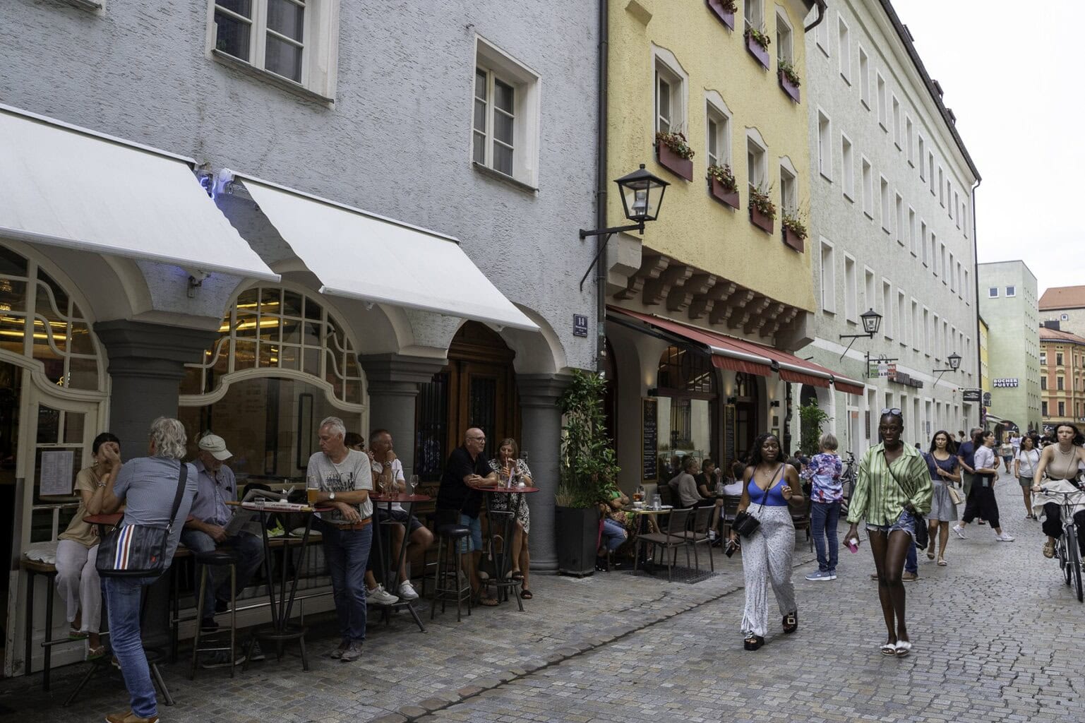 Gezellige cafés en kleurrijke gevels maken de sfeer in de oude binnenstad van Regensburg onweerstaanbaar.