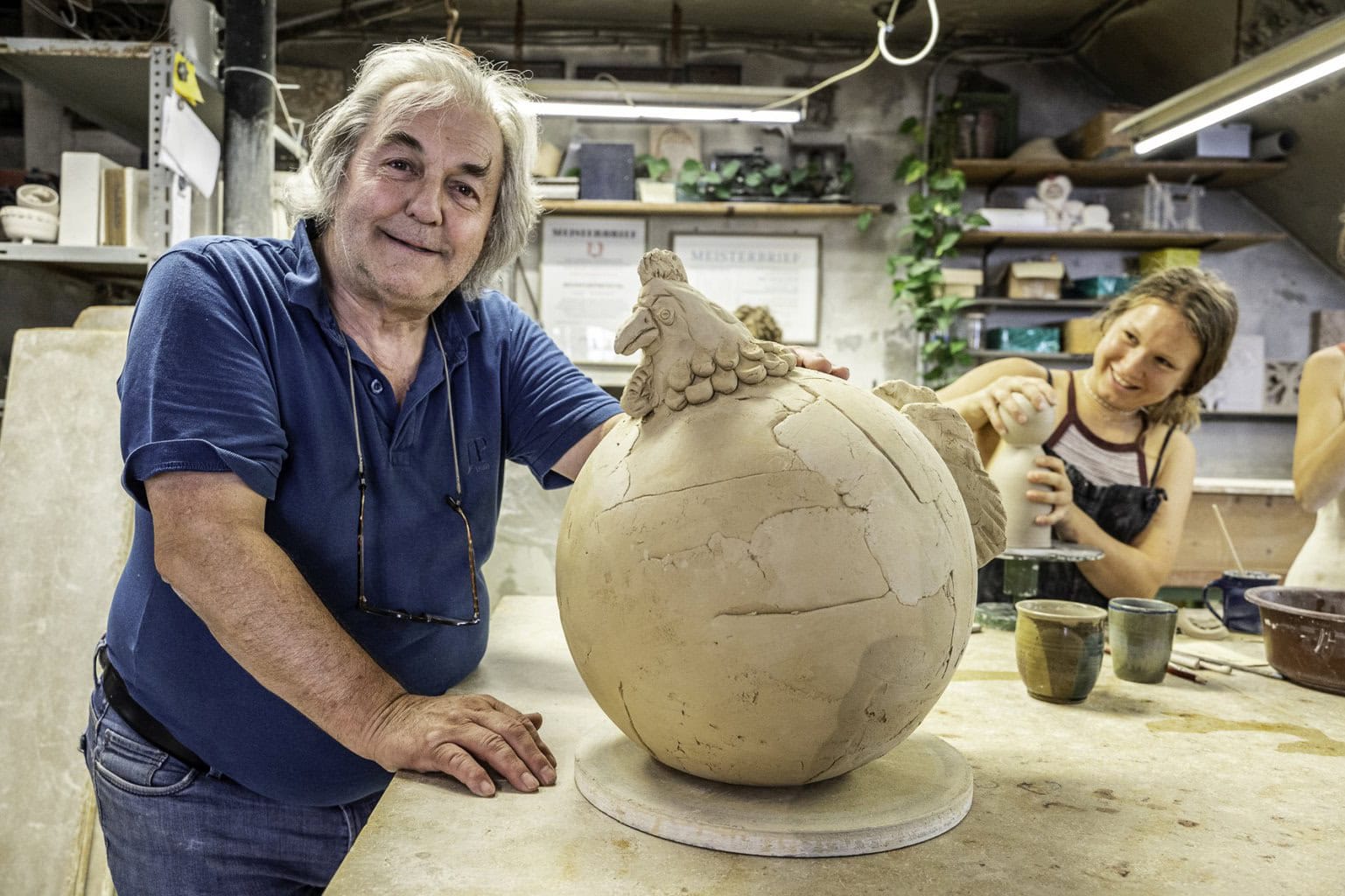 In het atelier van Kueffer toont Regensburg zijn ambachtelijke kant – met klei, creativiteit en karakter.