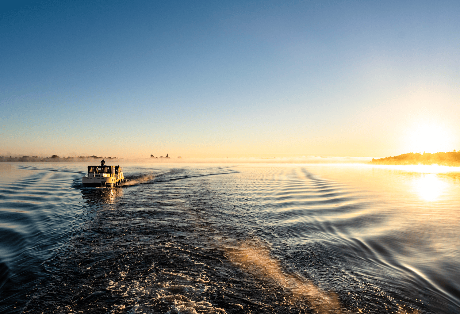 Met de woonboot over de Binnenmüritz bij zonsopgang