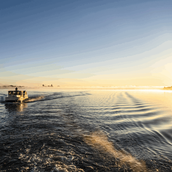 Met de woonboot over de Binnenmüritz bij zonsopgang