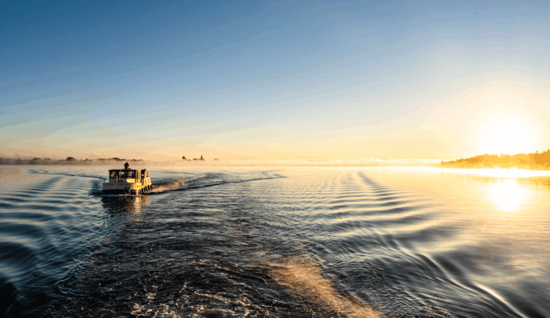 Met de woonboot over de Binnenmüritz bij zonsopgang