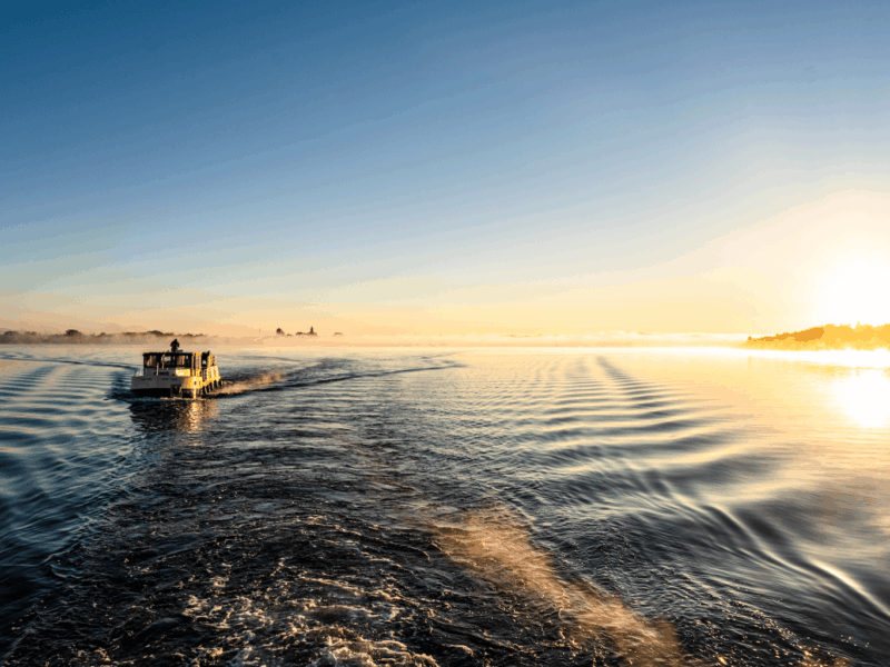 Met de woonboot over de Binnenmüritz bij zonsopgang